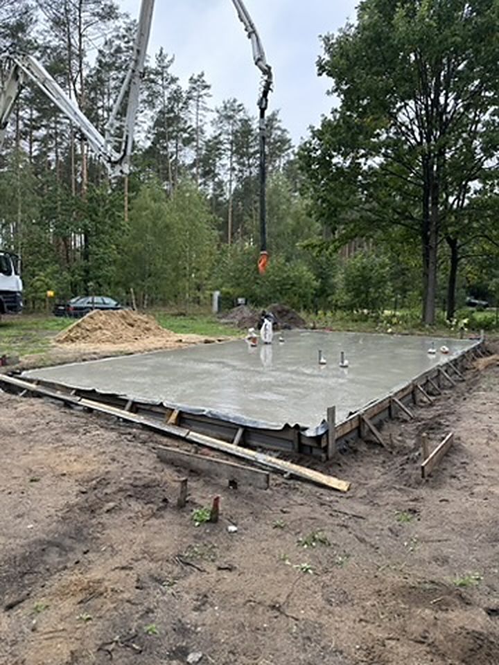 Betonowanie pompą, ekipa zaciera płytę